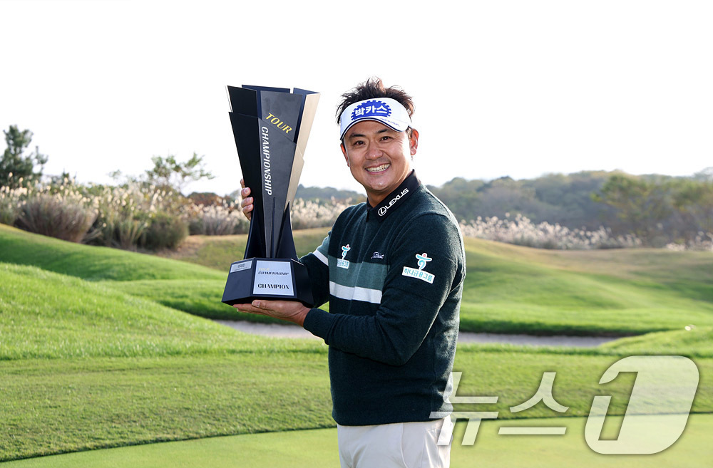 (서울=뉴스1) 박지혜 기자 = 박상현이 9일 제주도 서귀포시 테디밸리 골프앤리조트에서 열린 한국프로골프(KPGA) 투어 챔피언십 인 제주에서 우승을 차지한 뒤 기념 촬영하고 있다 …
