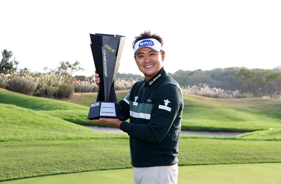 트로피 든 박상현