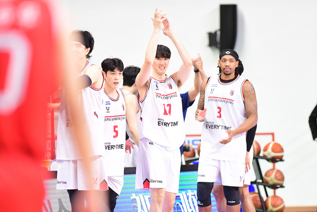 정관장, '턴오버 21개' 현대모비스 잡고 단독 선두 도약