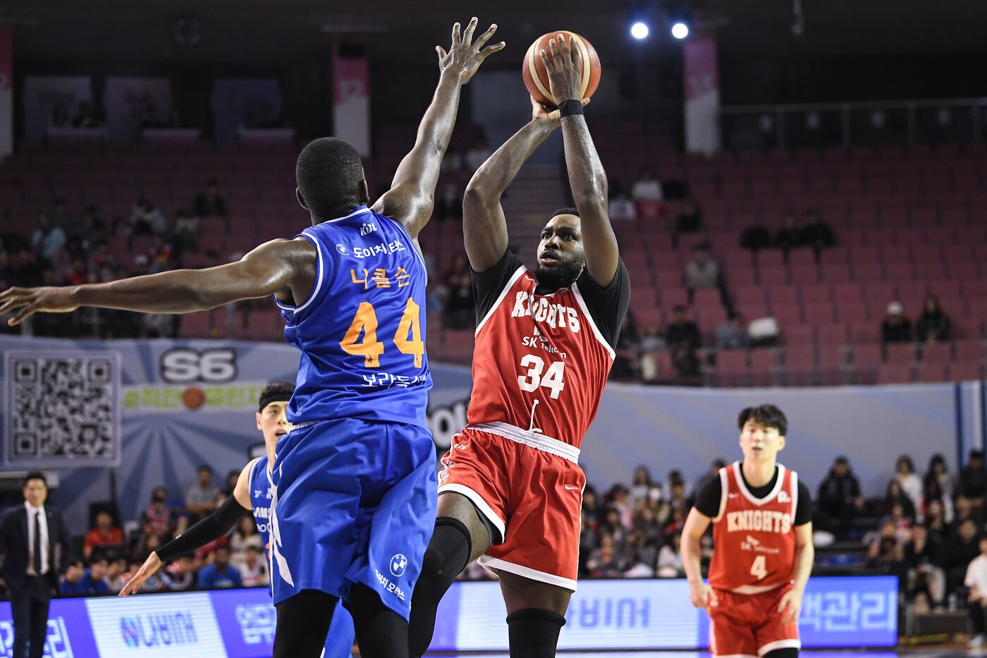 본문 이미지 - 서울 SK의 자밀 워니(오른쪽). (KBL 제공)