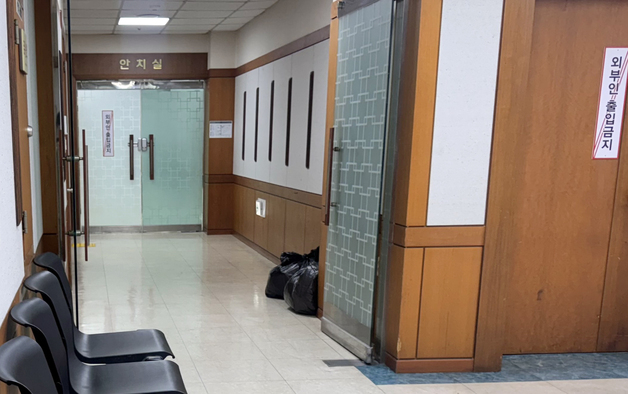 '흙 묻은 작업복엔 신분증·스틱 커피'…구조 기다리던 가족 통곡