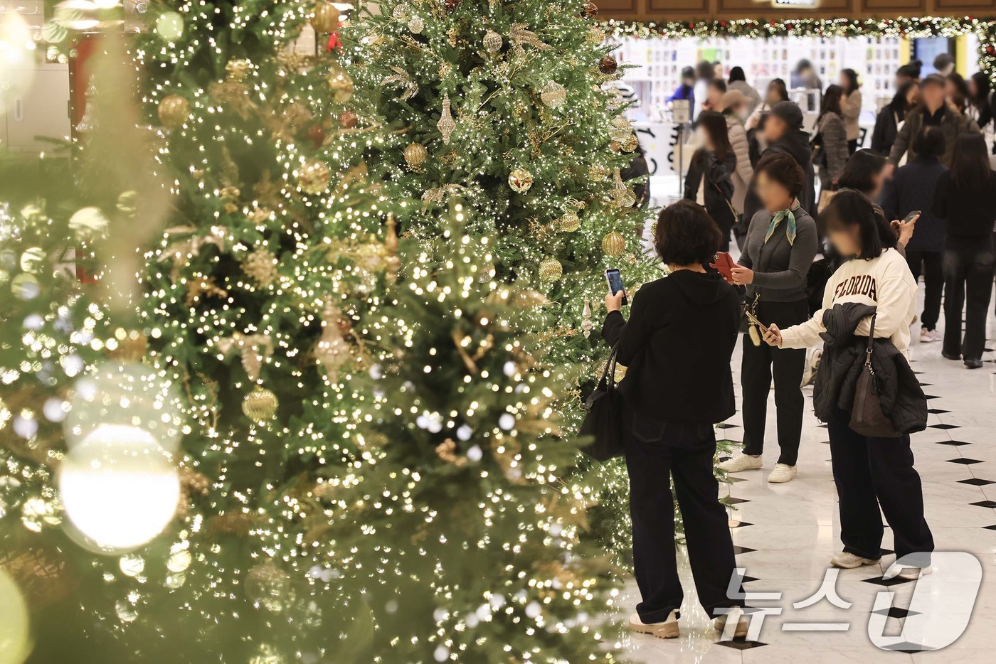 (서울=뉴스1) = 신세계백화점이 한 해의 마지막을 환히 밝히는 크리스마스 마켓 ‘신세계 원더랜드(SHINSEGAE Wonderland)’를 연다. 강남점 지하 1층에 위치한 ‘하 …