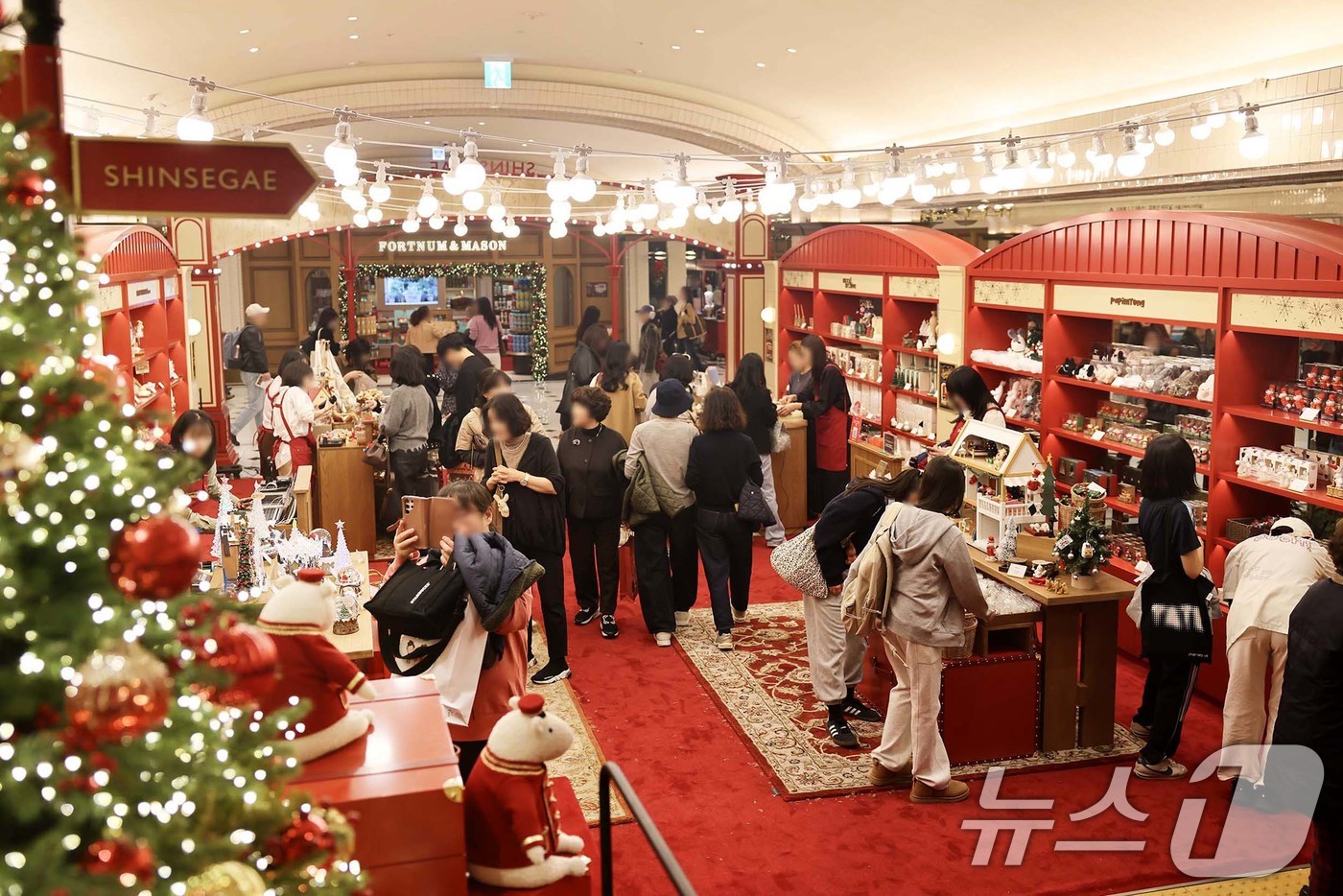(서울=뉴스1) = 신세계백화점이 한 해의 마지막을 환히 밝히는 크리스마스 마켓 ‘신세계 원더랜드(SHINSEGAE Wonderland)’를 연다. 강남점 지하 1층에 위치한 ‘하 …