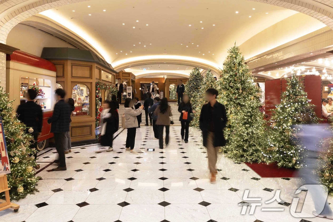 (서울=뉴스1) = 신세계백화점이 한 해의 마지막을 환히 밝히는 크리스마스 마켓 ‘신세계 원더랜드(SHINSEGAE Wonderland)’를 연다. 강남점 지하 1층에 위치한 ‘하 …