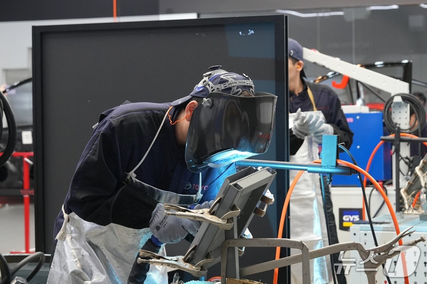 본문 이미지 - 8일 경기 용인 소재 한국토요타자동차 트레이닝 아카데미에서 개최된 제7회 '2025 도요타 스킬 콘테스트'에서 판금 경연에 참가한 도요타 딜러사 직원이 자동차 쿼터 패널을 용접하고 있는 모습(한국토요타자동차 제공). 2025.11.08.