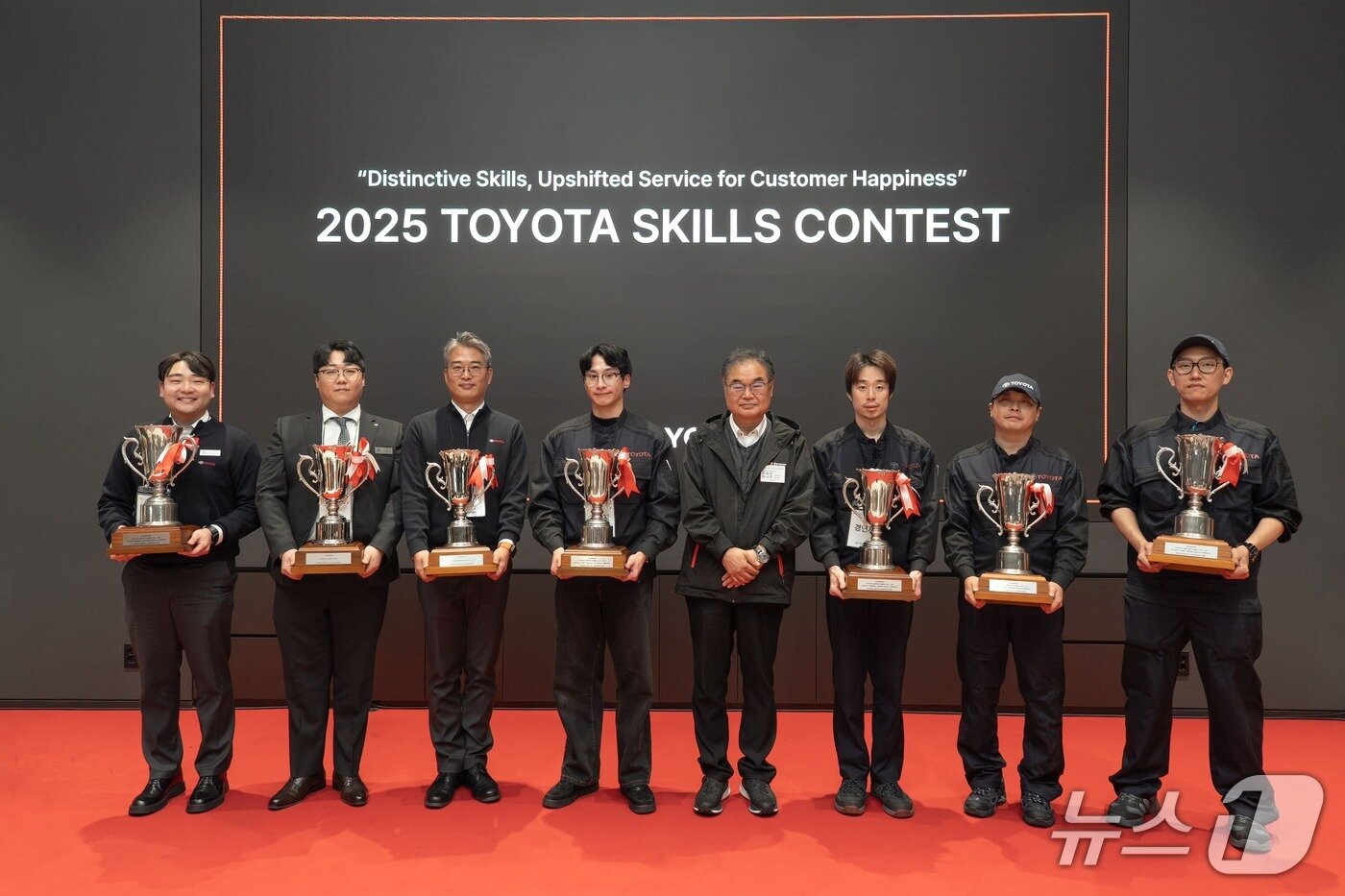 본문 이미지 - 8일 경기 용인 소재 한국토요타자동차 트레이닝 아카데미에서 개최된 제7회 '2025 도요타 스킬 콘테스트'에서 콘야마 마나부 한국토요타자동차 사장(왼쪽 다섯번째)이 부문별 우승자들과 기념 사진을 촬영한 모습(한국토요타자동차 제공). 2025.11.08.