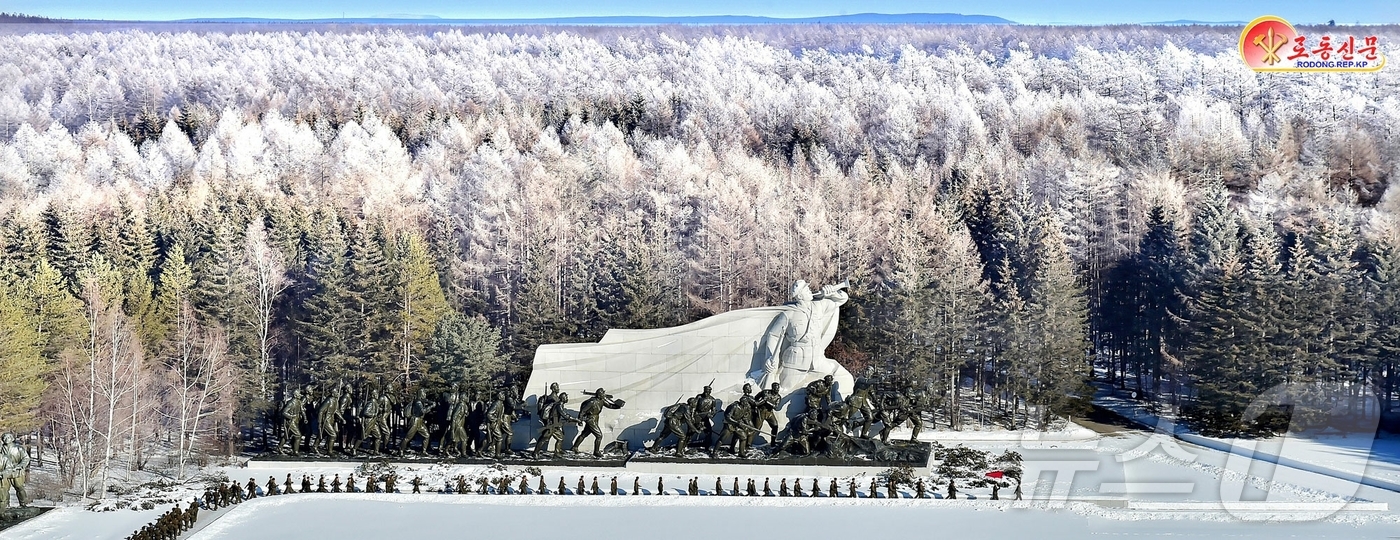 (평양 노동신문=뉴스1) = 북한 노동당 기관지 노동신문이 1일 "경애하는 총비서동지께서 몸소 군마행군대오를 이끄시고 무릎치는 생눈길을 헤치시며 백두전구에 거룩한 자욱을 새기신 ６ …