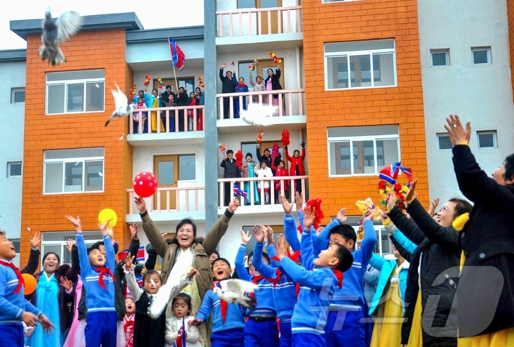 (평양 노동신문=뉴스1) = 북한 노동당 기관지 노동신문이 1일 "황해북도농촌경리위원회 만금온실농장과 북창군 연류농장, 남상농장에서 새집들이 경사가 펼쳐졌다"고 보도했다. [국내에 …