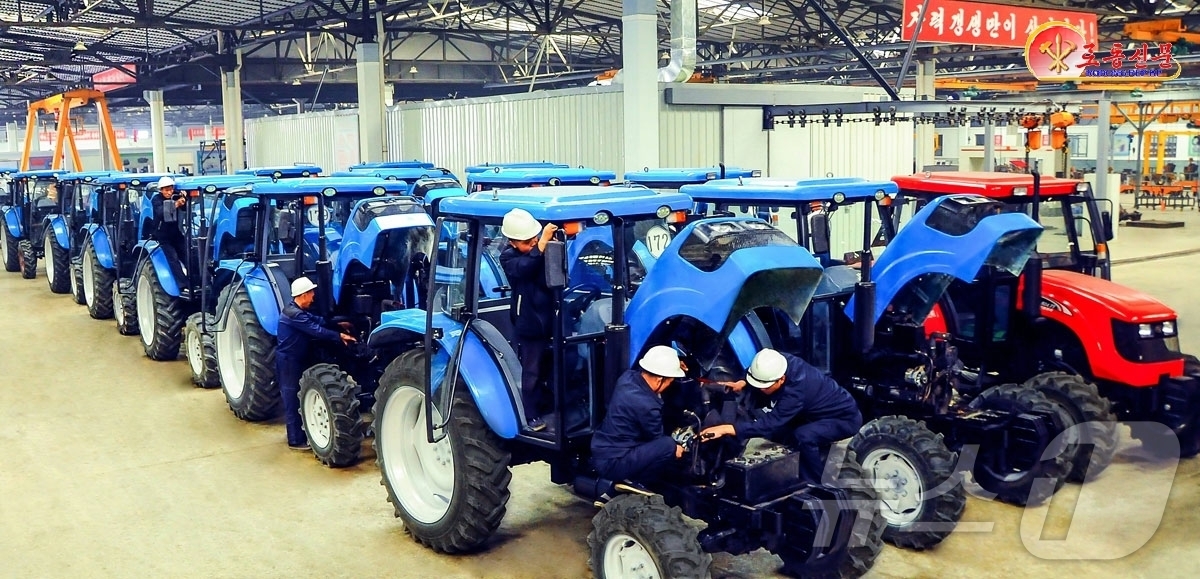 (평양 노동신문=뉴스1) = 북한 노동당 기관지 노동신문이 1일 "당 제9차 대회를 커다란 노력적 성과로 맞이할 일념 안고 생산에 박차를 가하고 있다"며 금성 트랙터 공장을 조명했 …