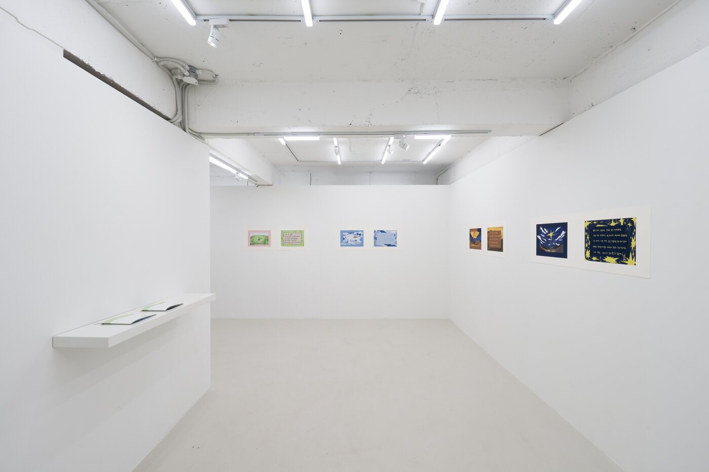 본문 이미지 - '어디든 피어날 수 있어'전 전시 전경 (컷더케이크 제공)