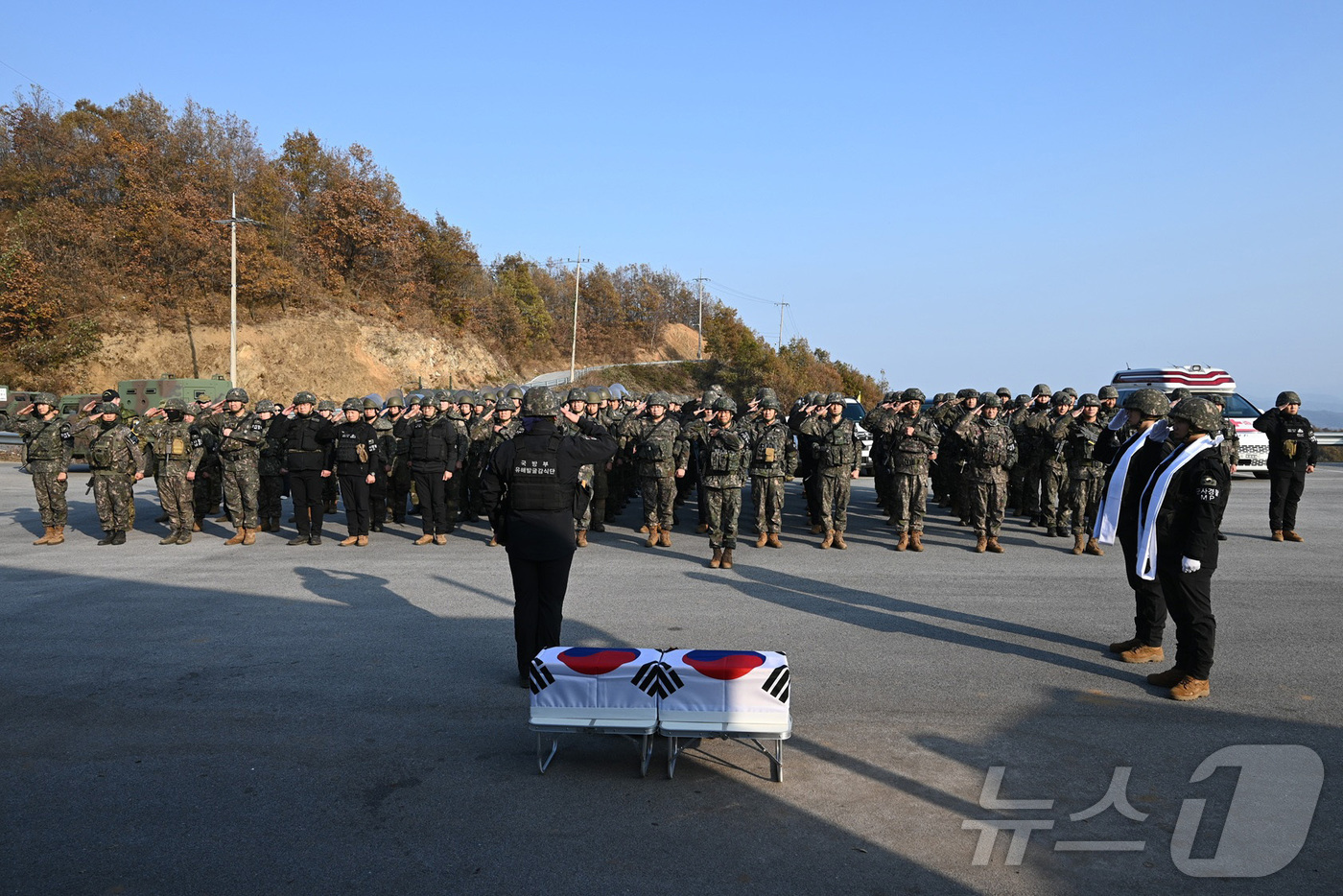 (서울=뉴스1) = 국방부는 6·25전쟁 당시 중부 전선의 주요 전투지역이었던 강원도 철원 백마고지 일대 유해발굴을 10월 15일부터 11월 28일까지 실시했다고 1일 밝혔다. 사 …