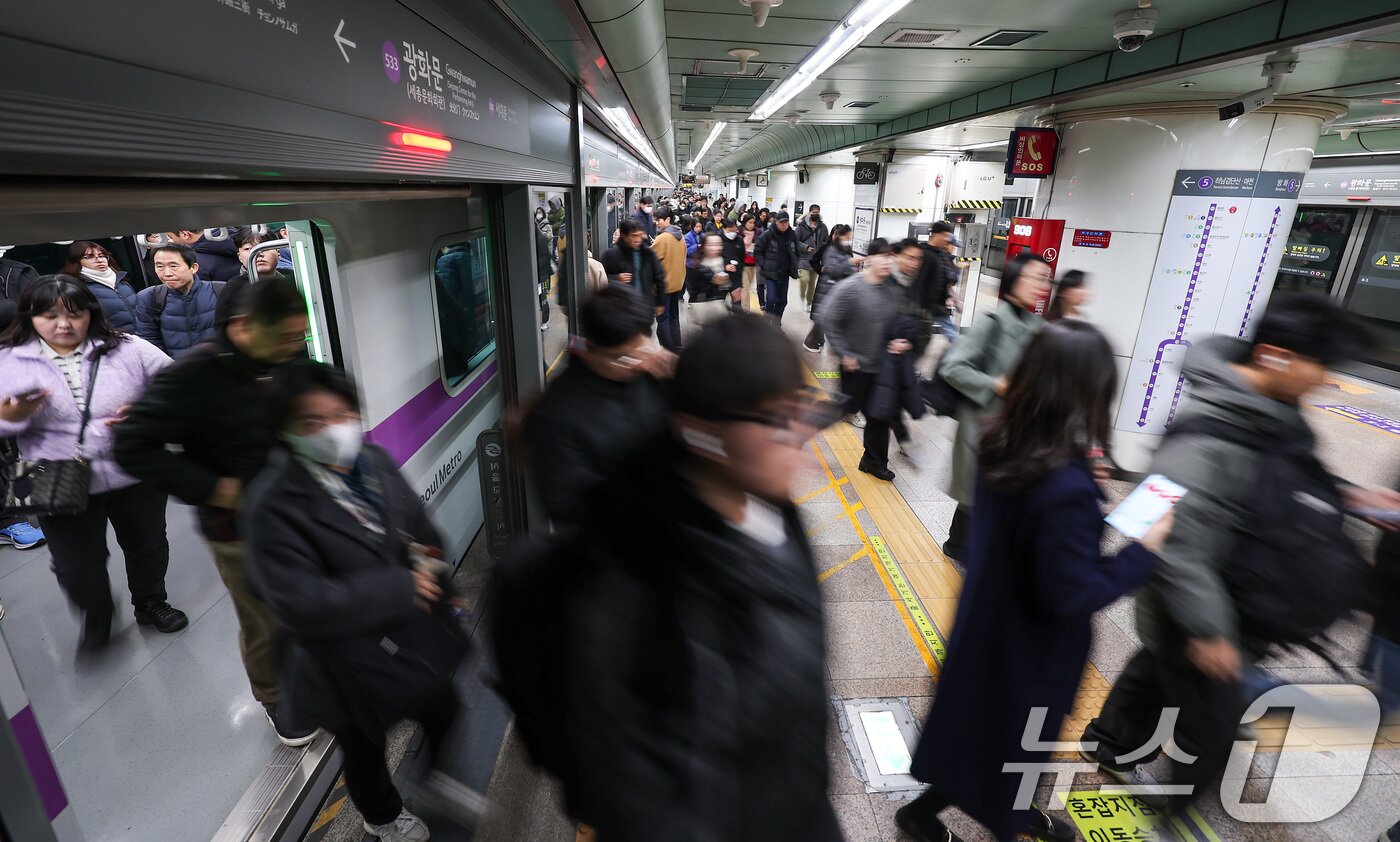 본문 이미지 - 서울 지하철 1호선~8호선을 운영하는 서울교통공사 노조가 임금·단체협약 협상 결렬로 준법운행에 들어간 1일 서울 종로구 광화문역에서 시민들이 지하철을 이용해 출근길을 서두르고 있다. 준법운행은 안전한 승하차를 위해 역사 정차 시간을 충분히 확보하는 &#39;안전투쟁&#39;과 규정에 따른 업무가 아닌 작업을 거부하는 등의 방식으로 이뤄진다. 2025.12.1/뉴스1 ⓒ News1 김성진 기자