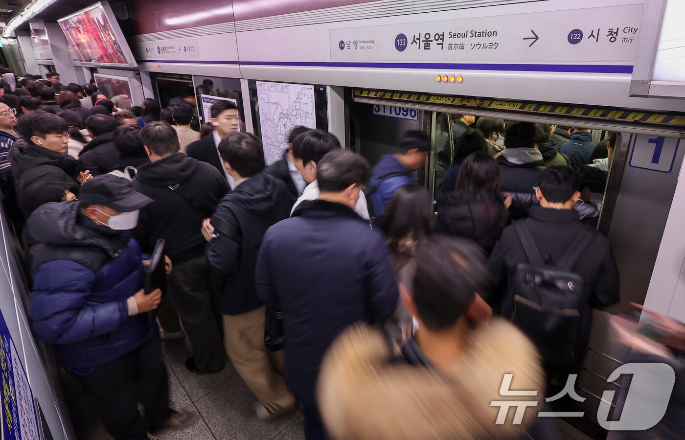 본문 이미지 - 서울 지하철 1호선~8호선을 운영하는 서울교통공사 노조가 임금·단체협약 협상 결렬로 준법운행에 들어간 1일 서울 중구 서울역에서 시민들이 지하철을 이용해 출근길을 서두르고 있다.   2025.12.1/뉴스1 ⓒ News1 김성진 기자