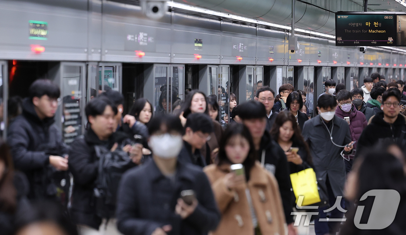 (서울=뉴스1) 김성진 기자 = 서울 지하철 1호선~8호선을 운영하는 서울교통공사 노조가 임금·단체협약 협상 결렬로 준법운행에 들어간 1일 서울 종로구 광화문역에서 시민들이 지하철 …
