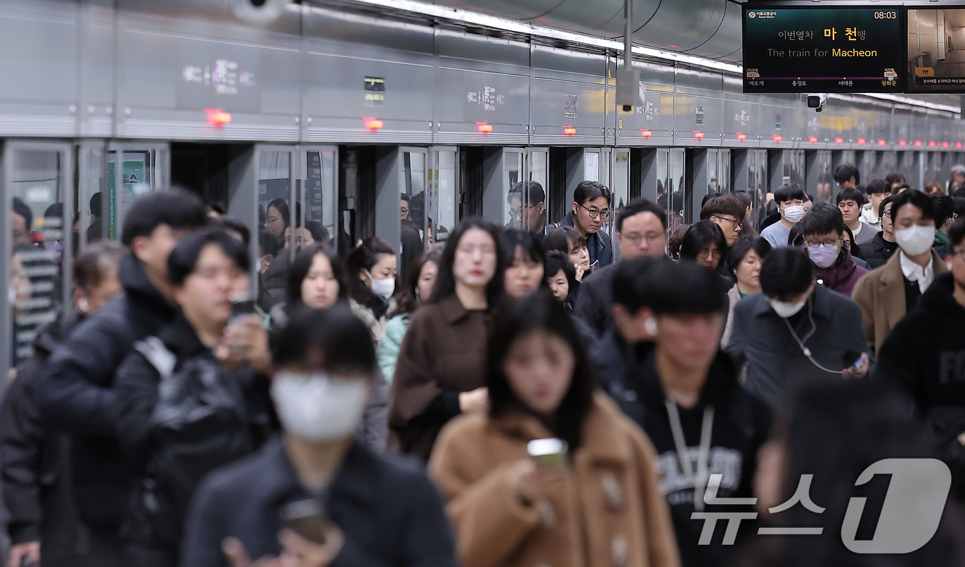 (서울=뉴스1) 김성진 기자 = 서울 지하철 1호선~8호선을 운영하는 서울교통공사 노조가 임금·단체협약 협상 결렬로 준법운행에 들어간 1일 서울 종로구 광화문역에서 시민들이 지하철 …