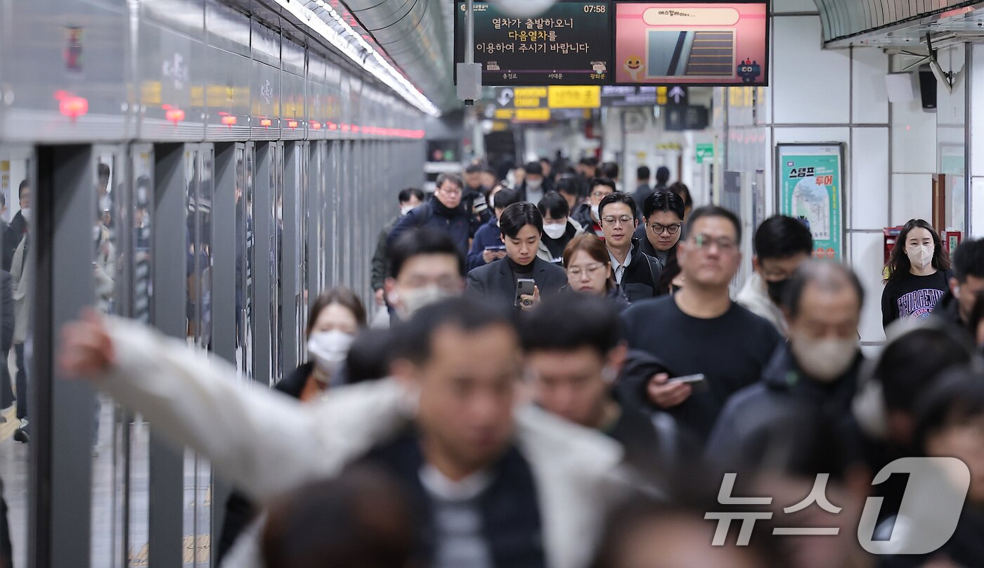본문 이미지 - 서울 지하철 1호선~8호선을 운영하는 서울교통공사 노조가 임금·단체협약 협상 결렬로 준법운행에 들어간 1일 서울 종로구 광화문역에서 시민들이 지하철을 이용해 출근길을 서두르고 있다.  2025.12.1/뉴스1 ⓒ News1 김성진 기자