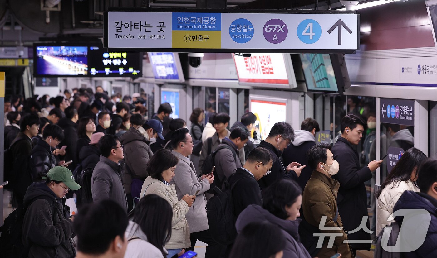 본문 이미지 - 서울 지하철 1호선~8호선을 운영하는 서울교통공사 노조가 임금·단체협약 협상 결렬로 준법운행에 들어간 1일 서울 중구 서울역에서 시민들이 지하철을 기다리고 있다.  2025.12.1/뉴스1 ⓒ News1 김성진 기자