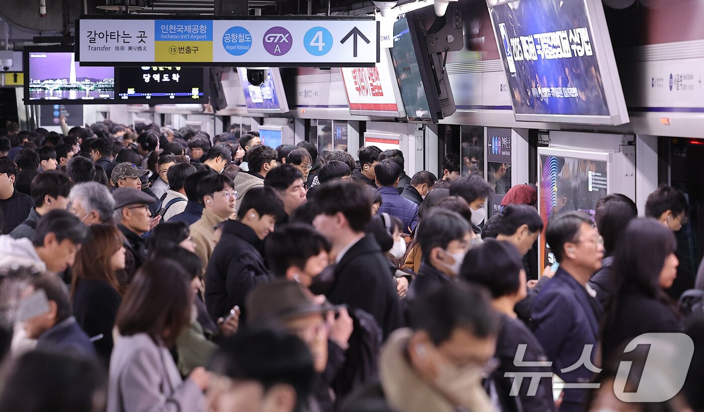 본문 이미지 - 1일 서울 중구 서울역에서 시민들이 지하철을 이용해 출근길을 서두르는 모습. 2025.12.1/뉴스1 ⓒ News1 김성진 기자