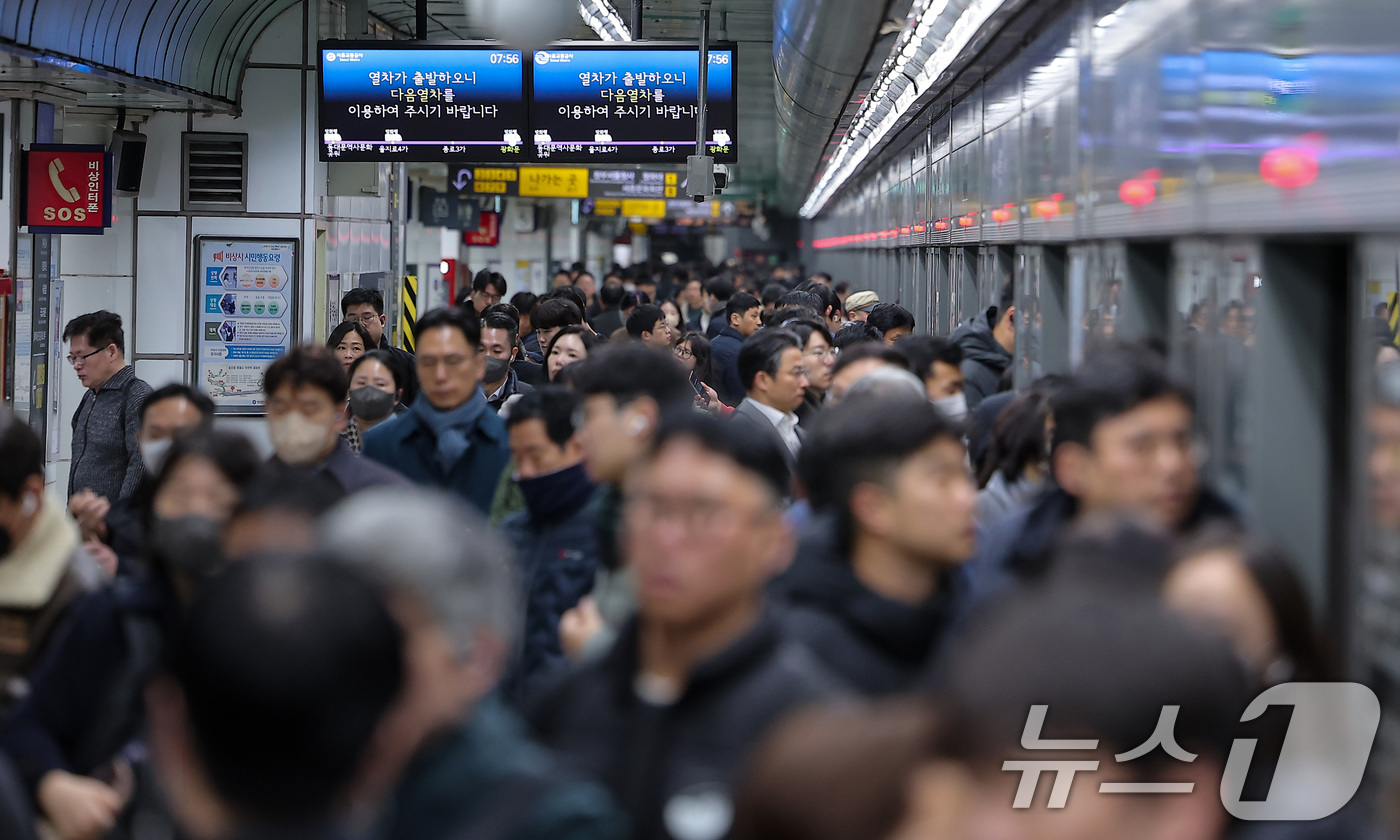 (서울=뉴스1) 김성진 기자 = 서울 지하철 1호선~8호선을 운영하는 서울교통공사 노조가 임금·단체협약 협상 결렬로 준법운행에 들어간 1일 서울 종로구 광화문역에서 시민들이 지하철 …