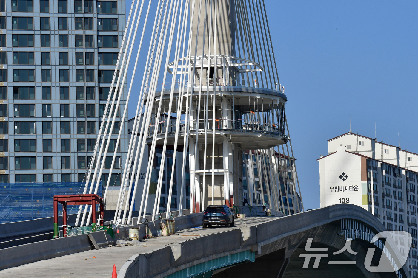 (포항=뉴스1) 최창호 기자 = 1일 경북 포항시 송도해수욕장과 영일대해수욕장을 연결하는 해오름대교의 주탑 전망대 공사가 한창이다. 2025.12.1/뉴스1