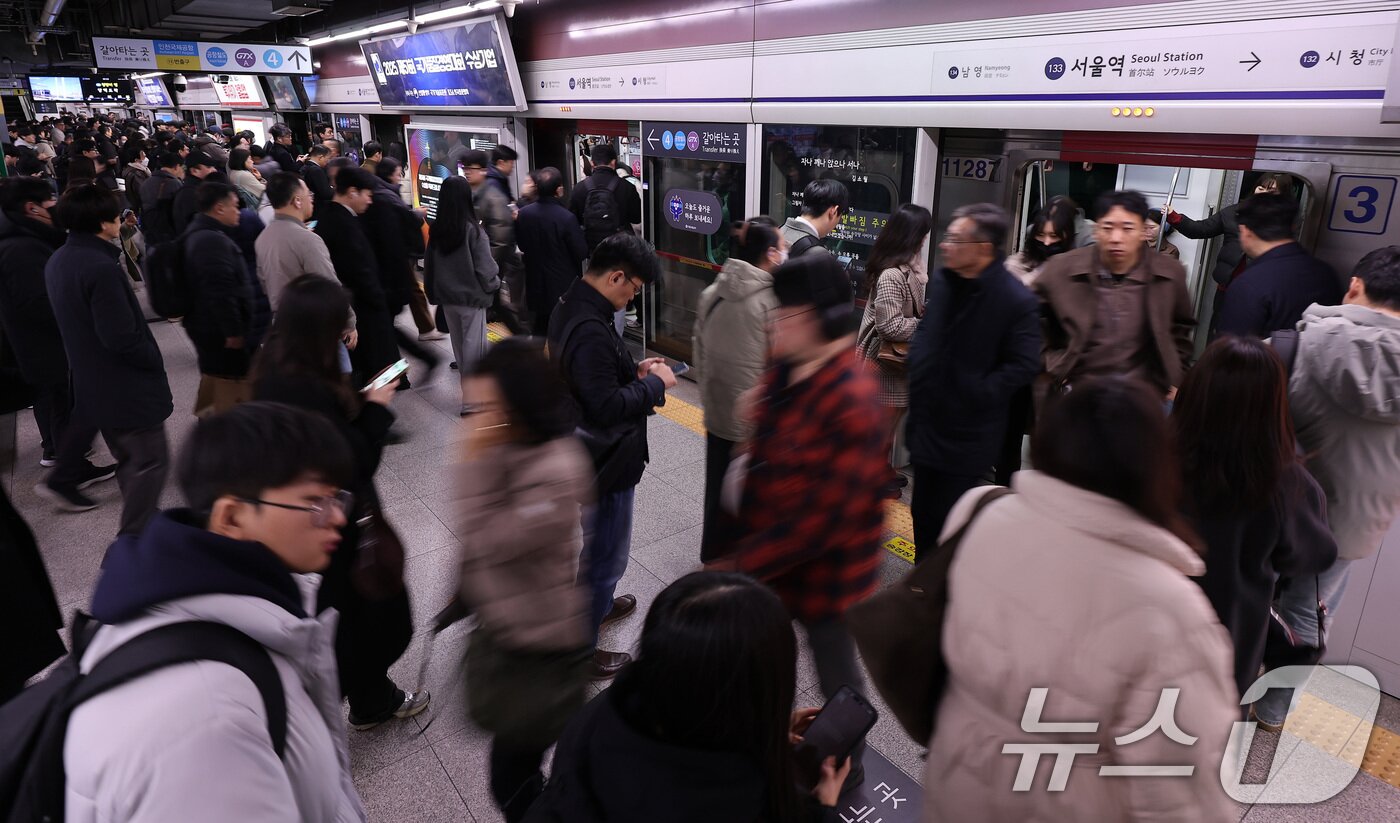 본문 이미지 - 서울 지하철 1호선~8호선을 운영하는 서울교통공사 노조가 임금·단체협약 협상 결렬로 준법운행에 들어간 1일 서울 중구 서울역에서 시민들이 지하철을 이용해 출근길을 서두르고 있다.  2025.12.1/뉴스1 ⓒ News1 김성진 기자