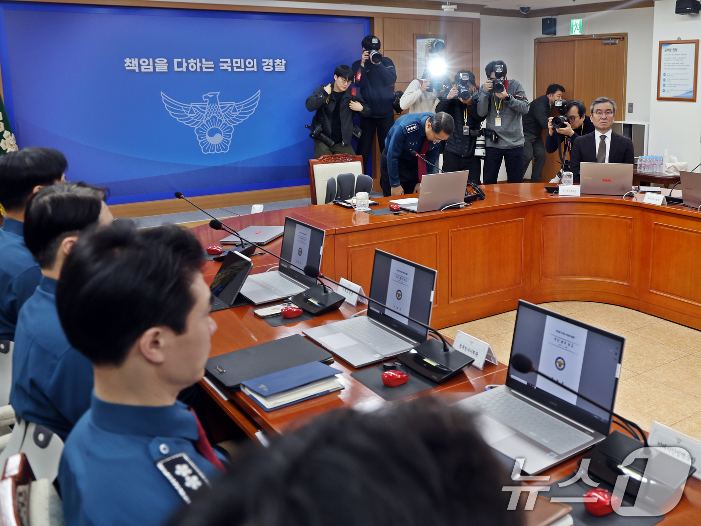 (서울=뉴스1) 황기선 기자 = 유재성 경찰청장 직무대행이 1일 오전 서울 서대문구 경찰청 무궁화회의실에서 열린 '전국 경찰 지휘부 화상회의'에서 고개 숙여 사과하고 있다.이날 회 …