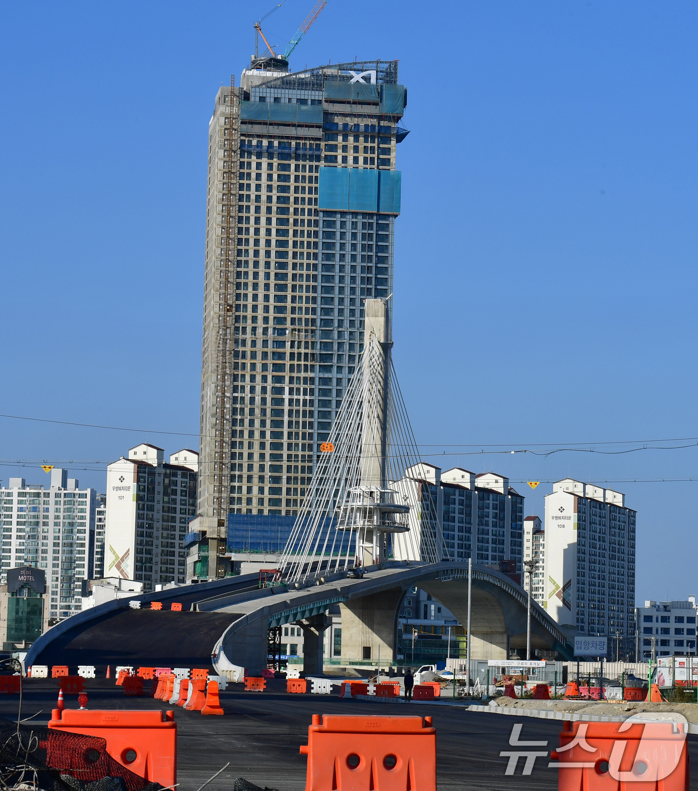 (포항=뉴스1) 최창호 기자 = 1일 경북 포항시 송도해수욕장과 영일대해수욕장을 연결하는 해오름대교 막바지 공사가 한창이다. 2025.12.1/뉴스1