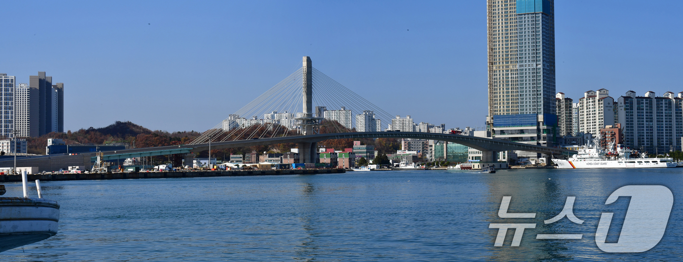 (포항=뉴스1) 최창호 기자 = 1일 경북 포항시 송도해수욕장과 영일대해수욕장을 연결하는 해오름대교 막바지 공사가 한창이다. 2025.12.1/뉴스1