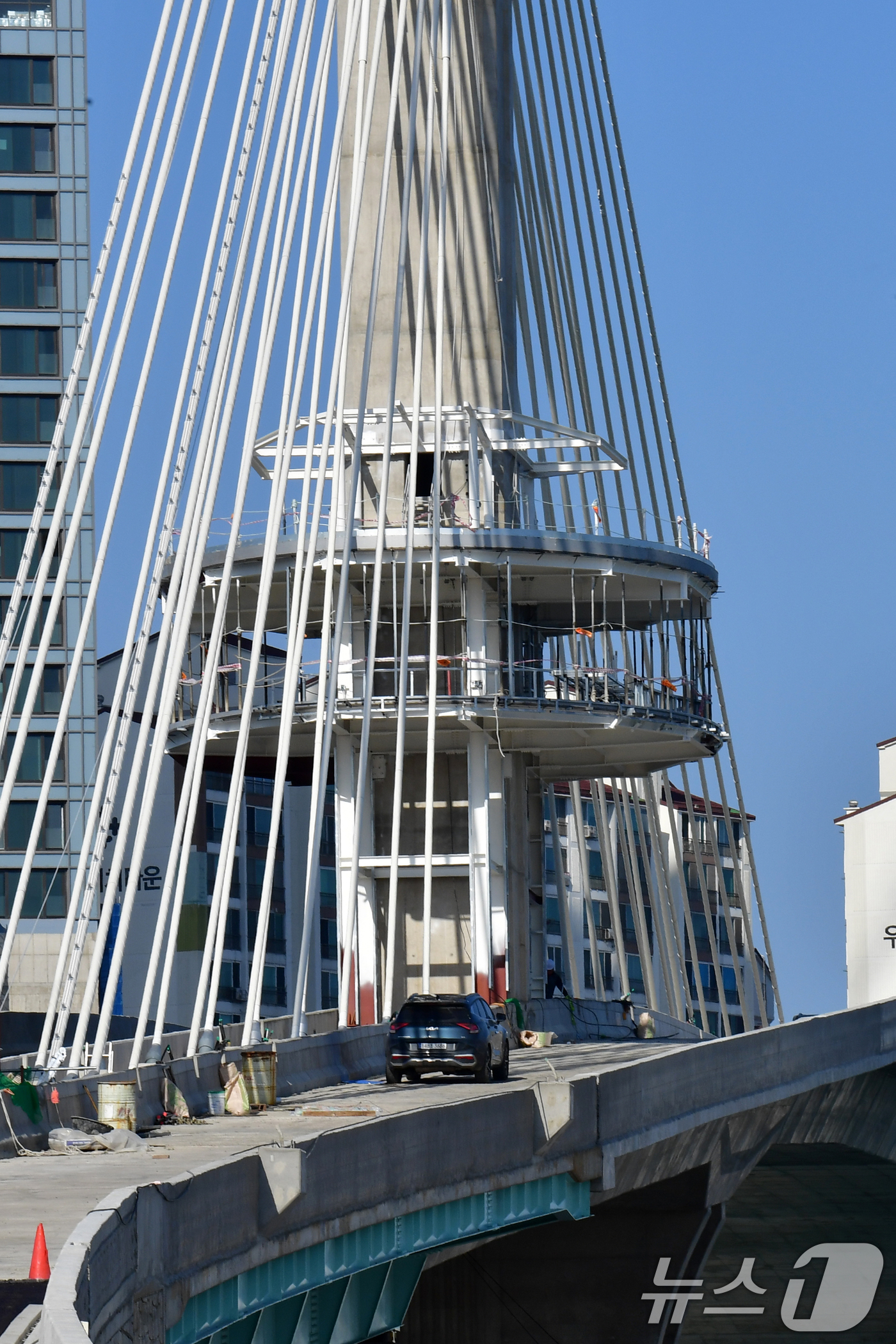 (포항=뉴스1) 최창호 기자 = 1일 경북 포항시 송도해수욕장과 영일대해수욕장을 연결하는 해오름대교의 주탑 전망대 공사가 한창이다. 2025.12.1/뉴스1