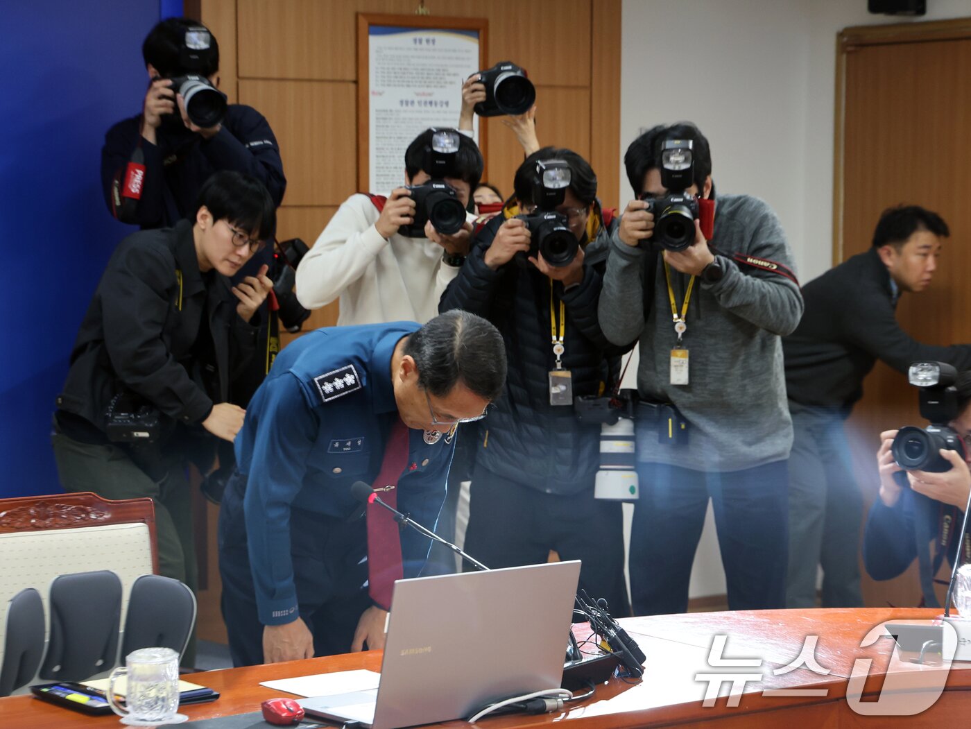 본문 이미지 - 유재성 경찰청장 직무대행이 1일 오전 서울 서대문구 경찰청 무궁화회의실에서 열린 &#39;전국 경찰 지휘부 화상회의&#39;에서 고개 숙여 사과하고 있다.   2025.12.1/뉴스1 ⓒ News1 황기선 기자