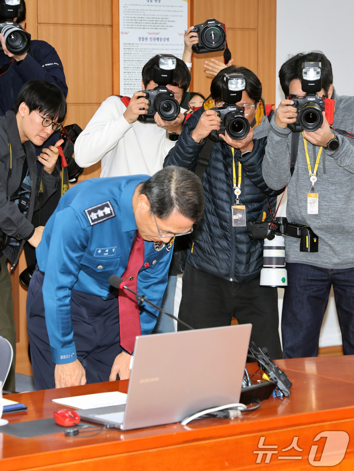 (서울=뉴스1) 황기선 기자 = 유재성 경찰청장 직무대행이 1일 오전 서울 서대문구 경찰청 무궁화회의실에서 열린 '전국 경찰 지휘부 화상회의'에서 고개 숙여 사과하고 있다.이날 회 …