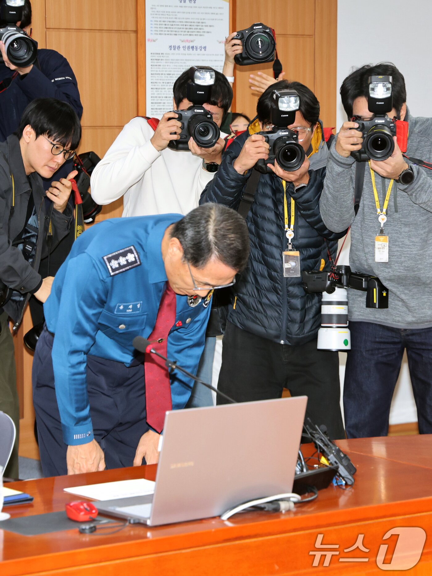 본문 이미지 - 유재성 경찰청장 직무대행이 1일 오전 서울 서대문구 경찰청 무궁화회의실에서 열린 &#39;전국 경찰 지휘부 화상회의&#39;에서 고개 숙여 사과하고 있다.  2025.12.1/뉴스1 ⓒ News1 황기선 기자
