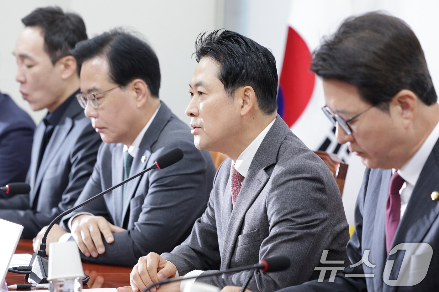 본문 이미지 - 장동혁 국민의힘 대표가 1일 서울 여의도 국회에서 열린 최고위원회의에서 발언하고 있다. 2025.12.1/뉴스1 ⓒ News1 신웅수 기자