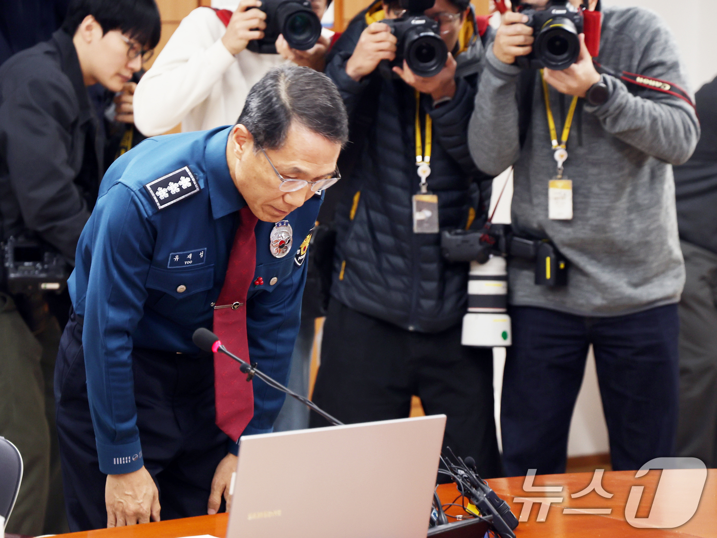 (서울=뉴스1) 황기선 기자 = 유재성 경찰청장 직무대행이 1일 오전 서울 서대문구 경찰청 무궁화회의실에서 열린 '전국 경찰 지휘부 화상회의'에서 고개 숙여 사과하고 있다.이날 회 …