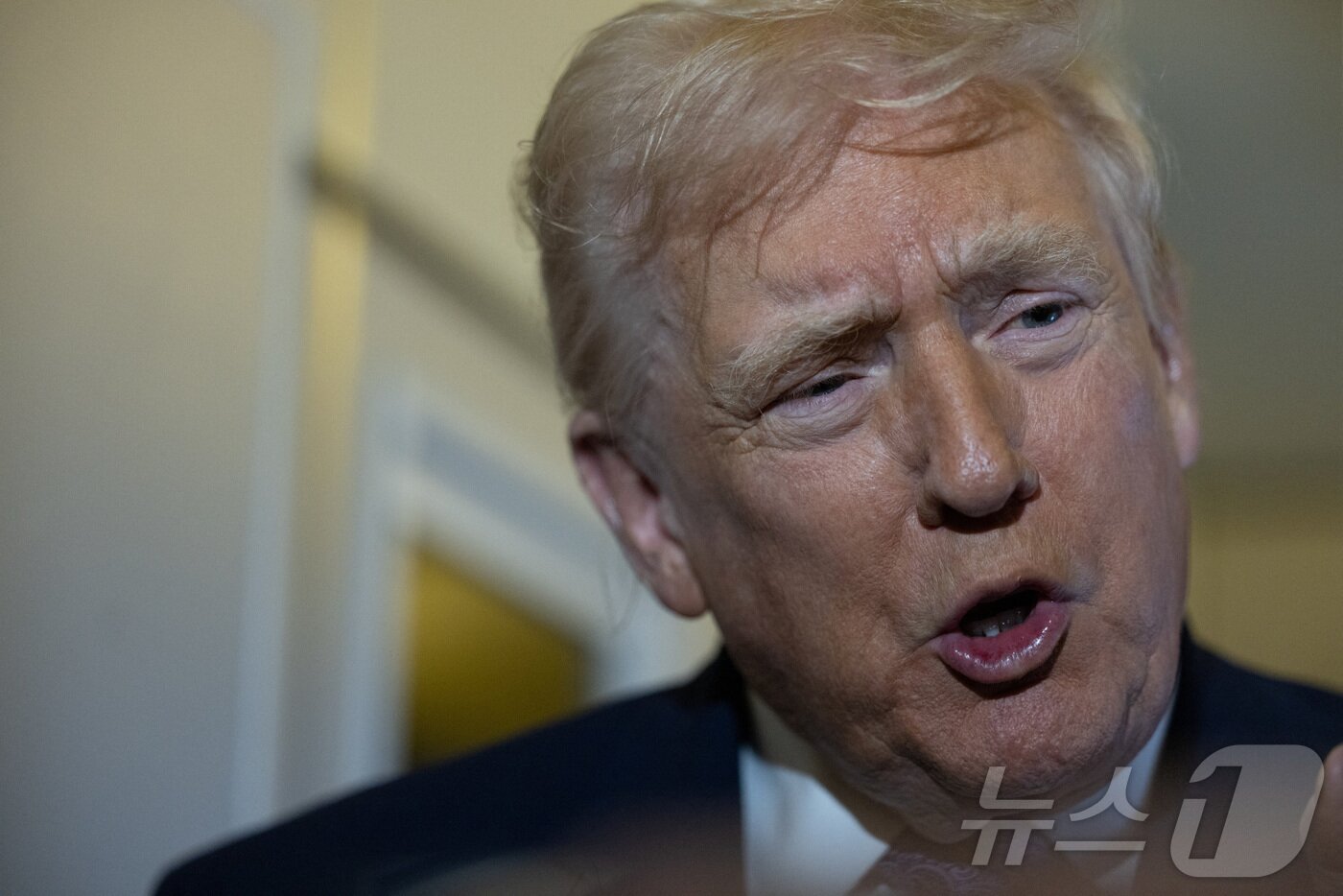 본문 이미지 - 30일&#40;현지시간&#41;도널드 트럼프 미국 대통령이 플로리다주 팜비치 국제공항에서 워싱턴으로 돌아가는 대통령 전용기 &#39;에어포스원&#39;에서 취재진의 질문에 답하고 있다. 2025.11.30 ⓒ 로이터=뉴스1 ⓒ News1 김지완 기자