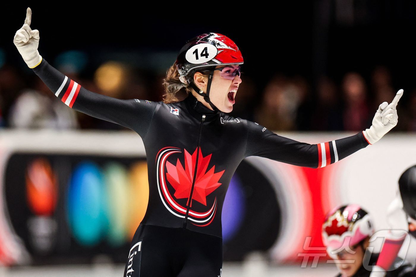 본문 이미지 - 2025-26 월드투어 종합 우승을 차지한 코트니 사로&#40;캐나다&#41;.ⓒ AFP=뉴스1