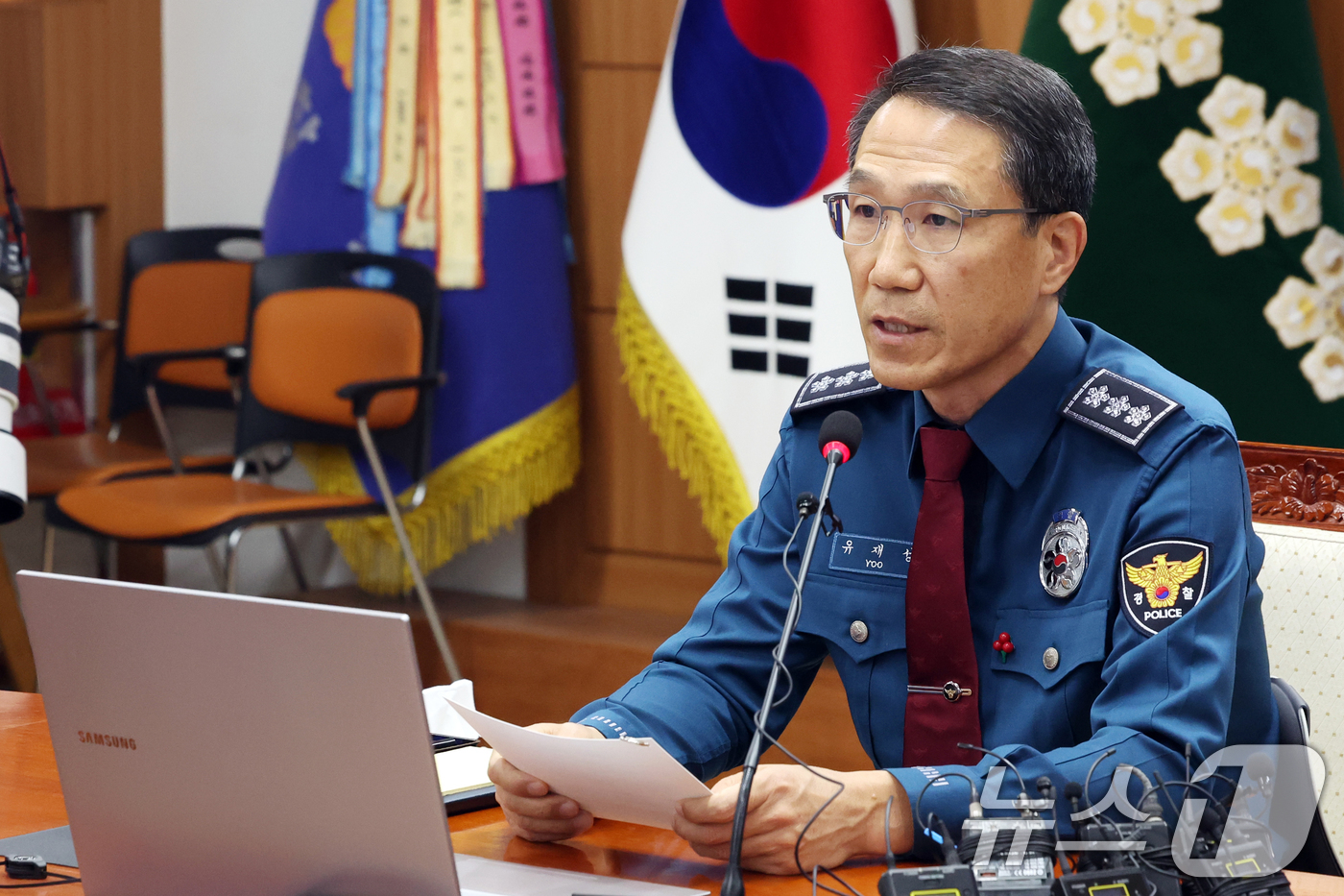 (서울=뉴스1) 황기선 기자 = 유재성 경찰청장 직무대행이 1일 오전 서울 서대문구 경찰청 무궁화회의실에서 열린 '전국 경찰 지휘부 화상회의'에서 모두발언을 하고 있다.이날 회의에 …