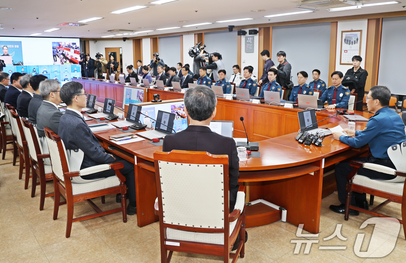 (서울=뉴스1) 황기선 기자 = 유재성 경찰청장 직무대행이 1일 오전 서울 서대문구 경찰청 무궁화회의실에서 열린 '전국 경찰 지휘부 화상회의'에서 모두발언을 하고 있다.이날 회의에 …