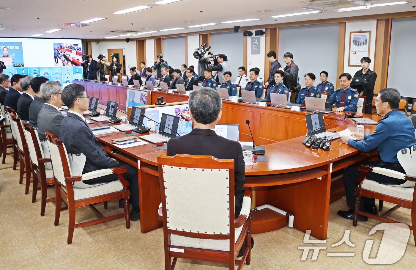본문 이미지 - 유재성 경찰청장 직무대행이 1일 오전 서울 서대문구 경찰청 무궁화회의실에서 열린 &#39;전국 경찰 지휘부 화상회의&#39;에서 모두발언을 하고 있다.   2025.12.1/뉴스1 ⓒ News1 황기선 기자