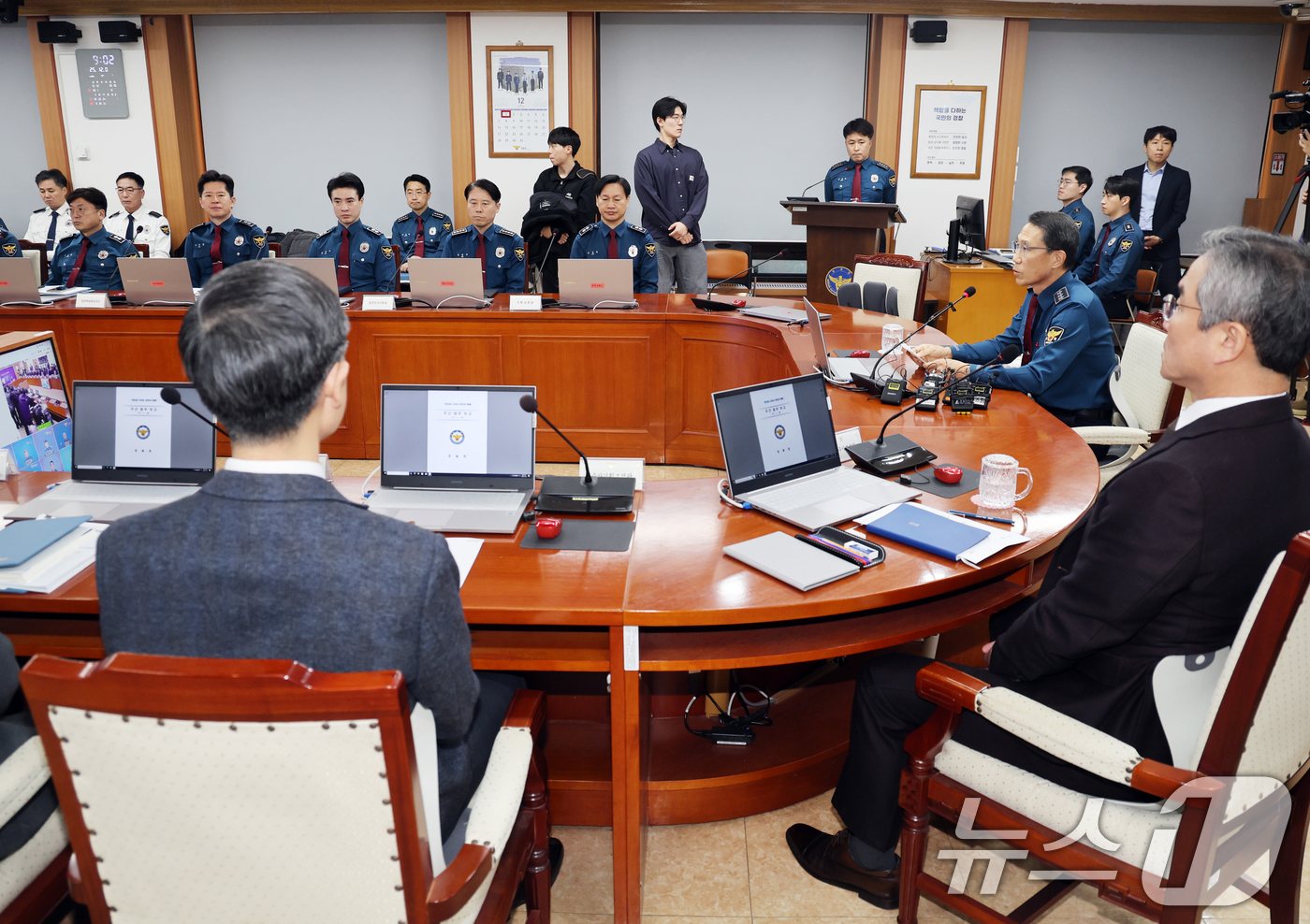 (서울=뉴스1) 황기선 기자 = 유재성 경찰청장 직무대행이 1일 오전 서울 서대문구 경찰청 무궁화회의실에서 열린 '전국 경찰 지휘부 화상회의'에서 모두발언을 하고 있다.이날 회의에 …