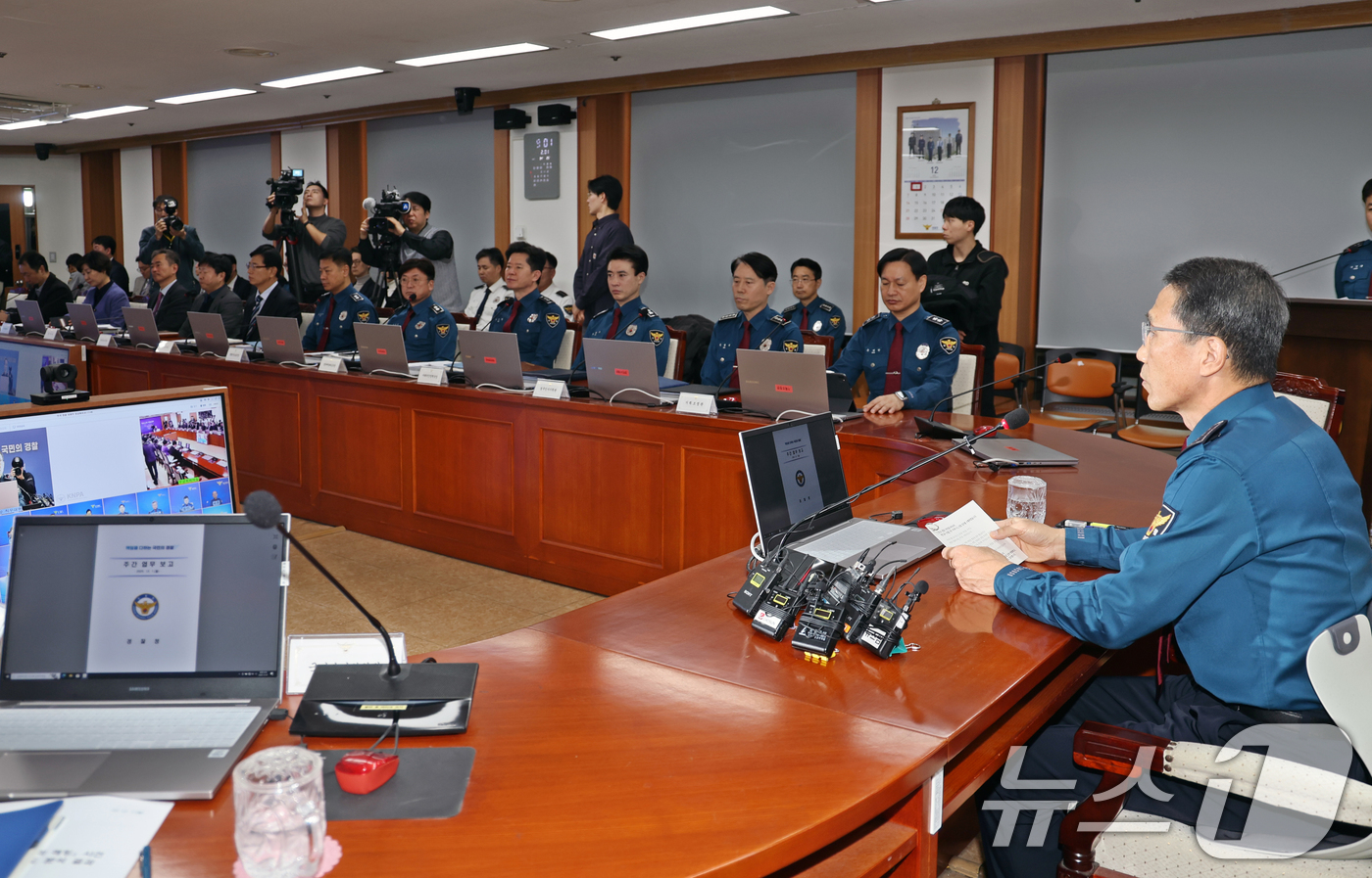 (서울=뉴스1) 황기선 기자 = 유재성 경찰청장 직무대행이 1일 오전 서울 서대문구 경찰청 무궁화회의실에서 열린 '전국 경찰 지휘부 화상회의'에서 모두발언을 하고 있다.이날 회의에 …