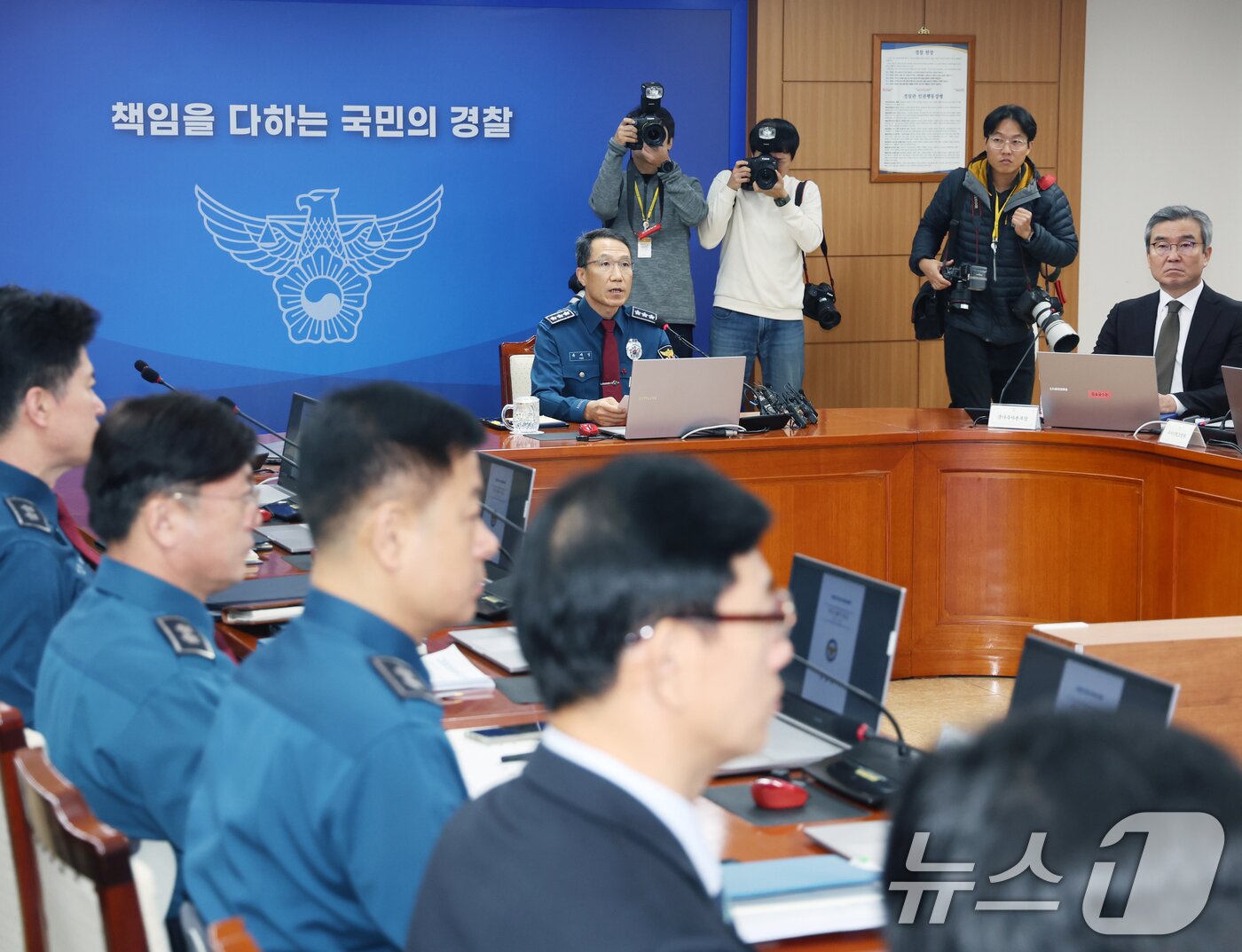 본문 이미지 - 유재성 경찰청장 직무대행이 1일 오전 서울 서대문구 경찰청 무궁화회의실에서 열린 &#39;전국 경찰 지휘부 화상회의&#39;에서 모두발언을 하고 있다.   2025.12.1/뉴스1 ⓒ News1 황기선 기자