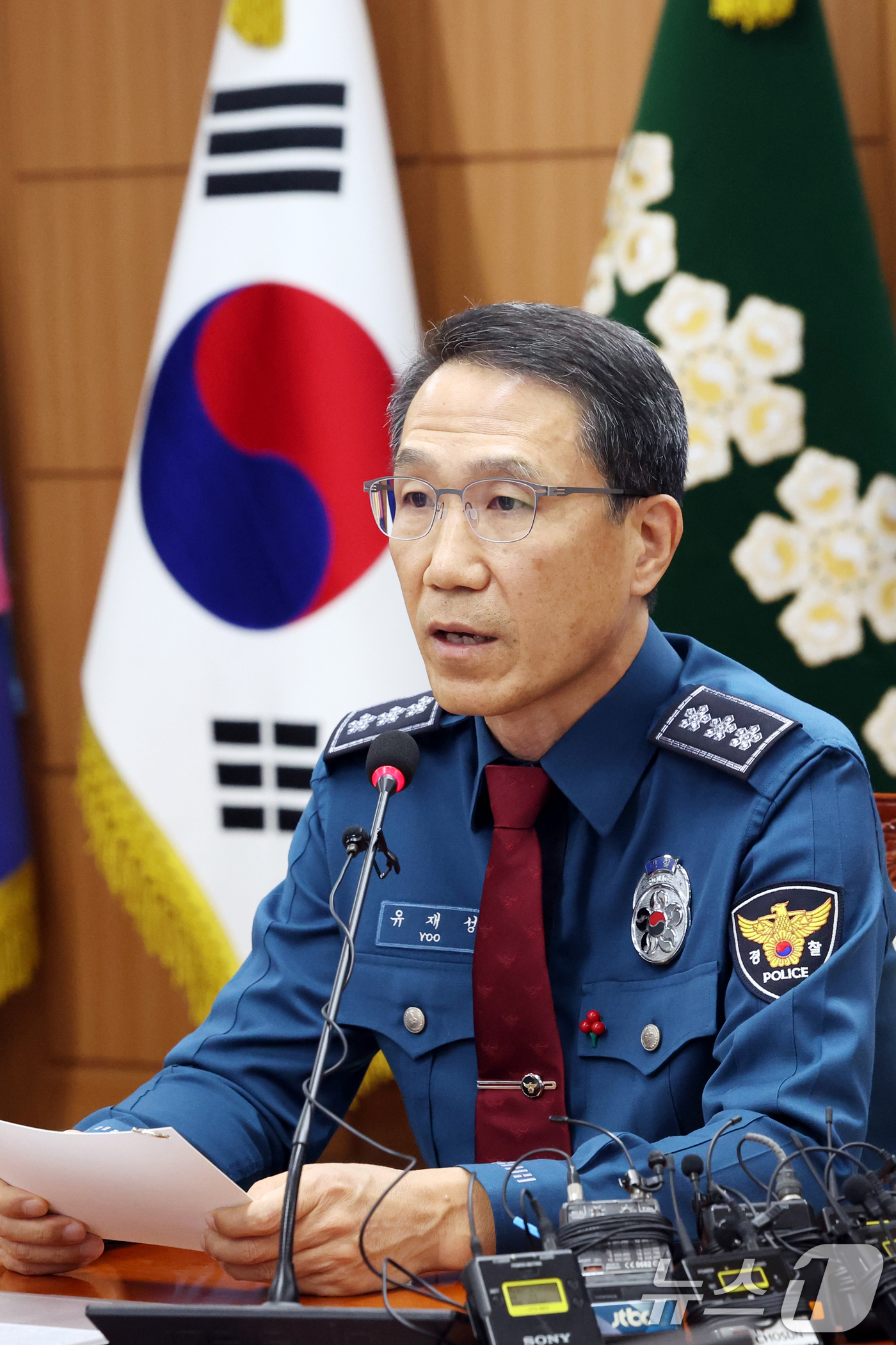 (서울=뉴스1) 황기선 기자 = 유재성 경찰청장 직무대행이 1일 오전 서울 서대문구 경찰청 무궁화회의실에서 열린 '전국 경찰 지휘부 화상회의'에서 모두발언을 하고 있다.이날 회의에 …