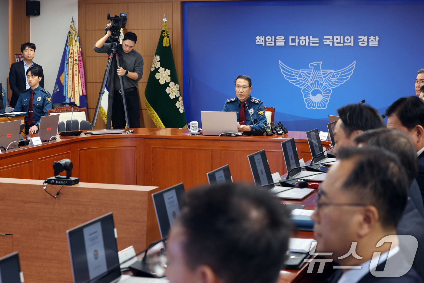 (서울=뉴스1) 황기선 기자 = 유재성 경찰청장 직무대행이 1일 오전 서울 서대문구 경찰청 무궁화회의실에서 열린 '전국 경찰 지휘부 화상회의'에서 모두발언을 하고 있다.이날 회의에 …