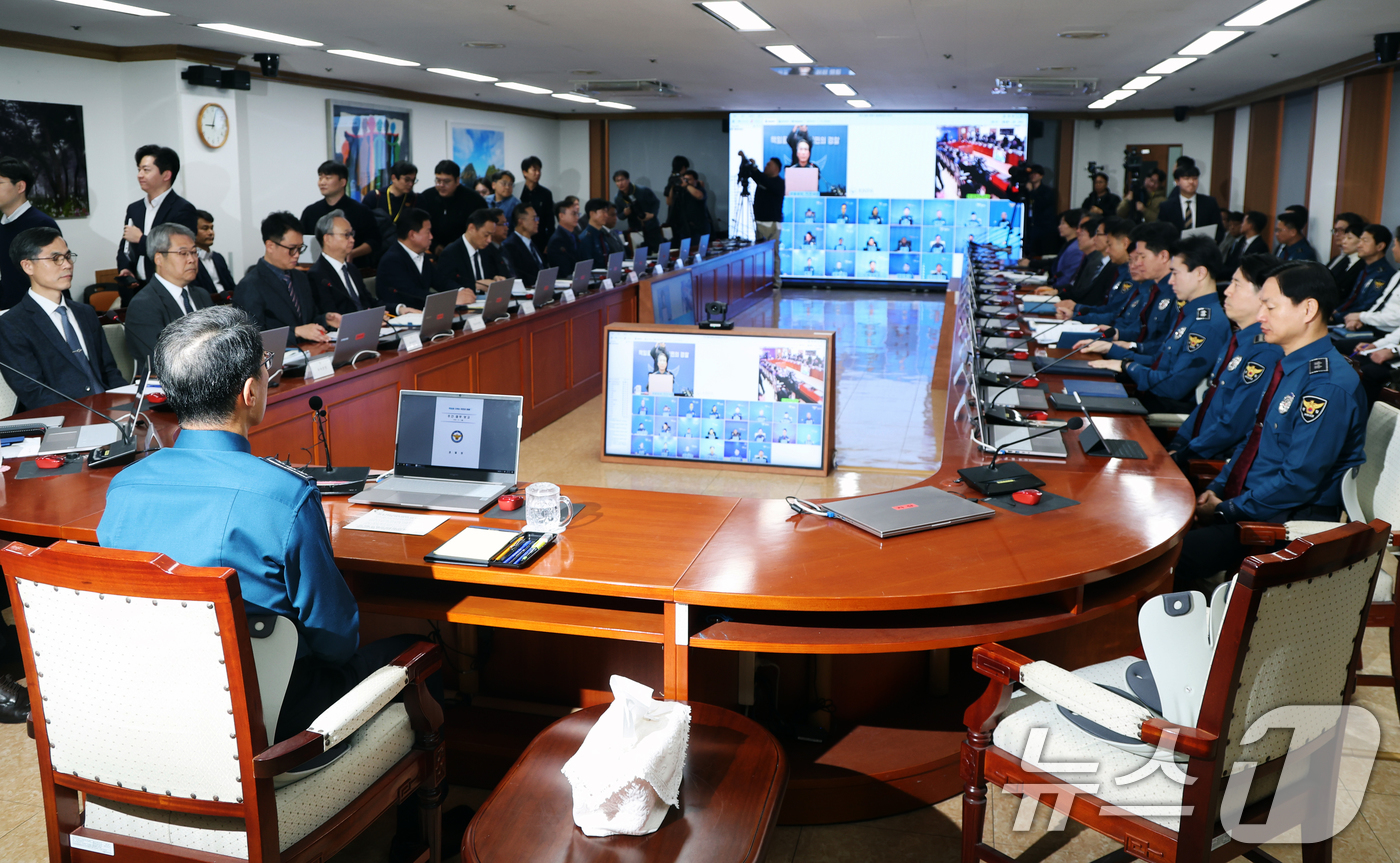 (서울=뉴스1) 황기선 기자 = 유재성 경찰청장 직무대행이 1일 오전 서울 서대문구 경찰청 무궁화회의실에서 열린 '전국 경찰 지휘부 화상회의'에서 모두발언을 하고 있다.이날 회의에 …