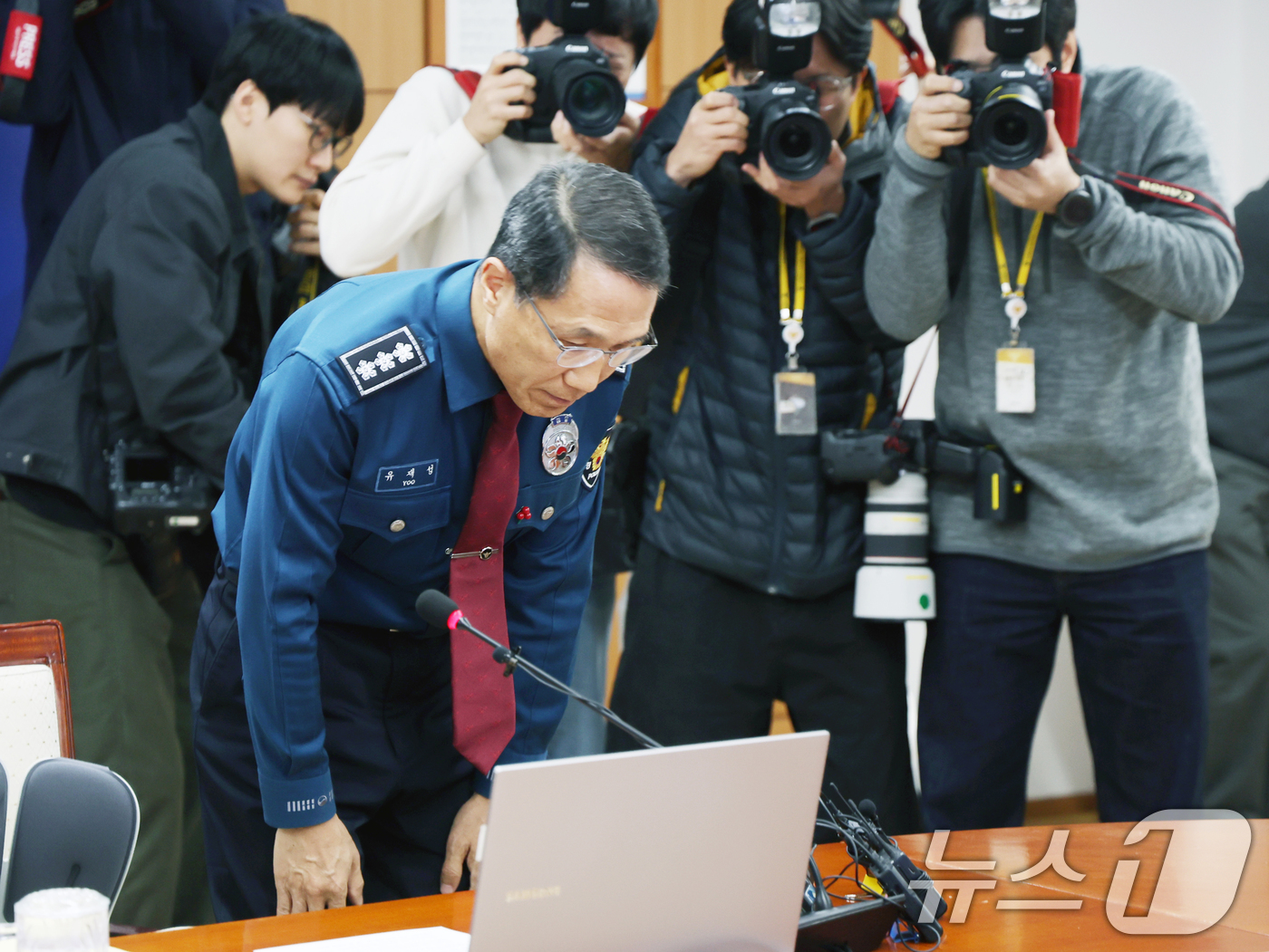 (서울=뉴스1) 황기선 기자 = 유재성 경찰청장 직무대행이 1일 오전 서울 서대문구 경찰청 무궁화회의실에서 열린 '전국 경찰 지휘부 화상회의'에서 고개 숙여 사과하고 있다.이날 회 …