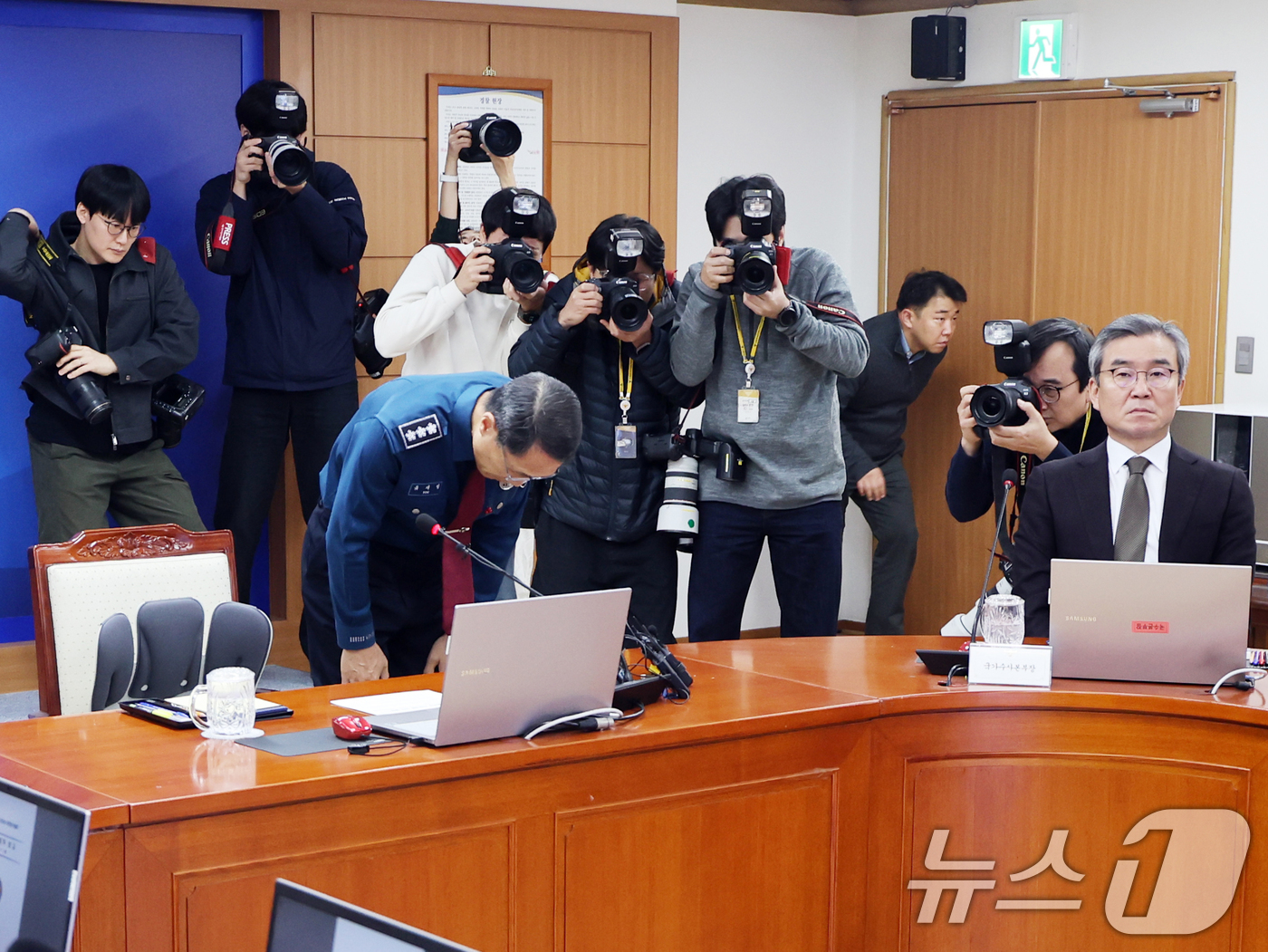 (서울=뉴스1) 황기선 기자 = 유재성 경찰청장 직무대행이 1일 오전 서울 서대문구 경찰청 무궁화회의실에서 열린 '전국 경찰 지휘부 화상회의'에서 고개 숙여 사과하고 있다.이날 회 …