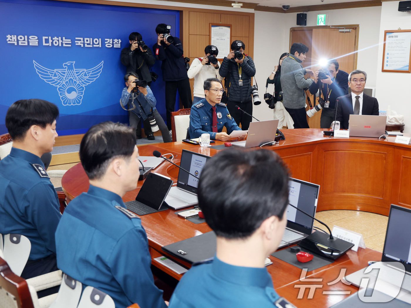 (서울=뉴스1) 황기선 기자 = 유재성 경찰청장 직무대행이 1일 오전 서울 서대문구 경찰청 무궁화회의실에서 열린 '전국 경찰 지휘부 화상회의'에서 모두발언을 하고 있다.이날 회의에 …