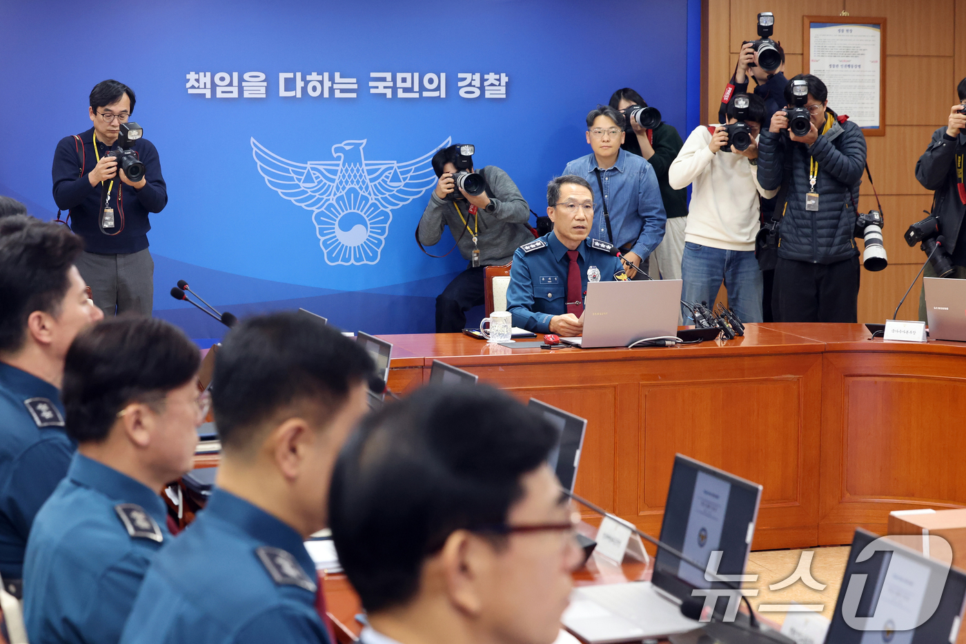 (서울=뉴스1) 황기선 기자 = 유재성 경찰청장 직무대행이 1일 오전 서울 서대문구 경찰청 무궁화회의실에서 열린 '전국 경찰 지휘부 화상회의'에서 모두발언을 하고 있다.이날 회의에 …