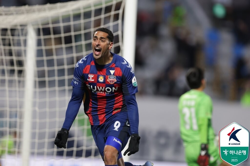 본문 이미지 - 득점왕에 오르며 K리그1 베스트11 공격수 부문에 이름을 올린 싸박. &#40;한국프로축구연맹 제공&#41;